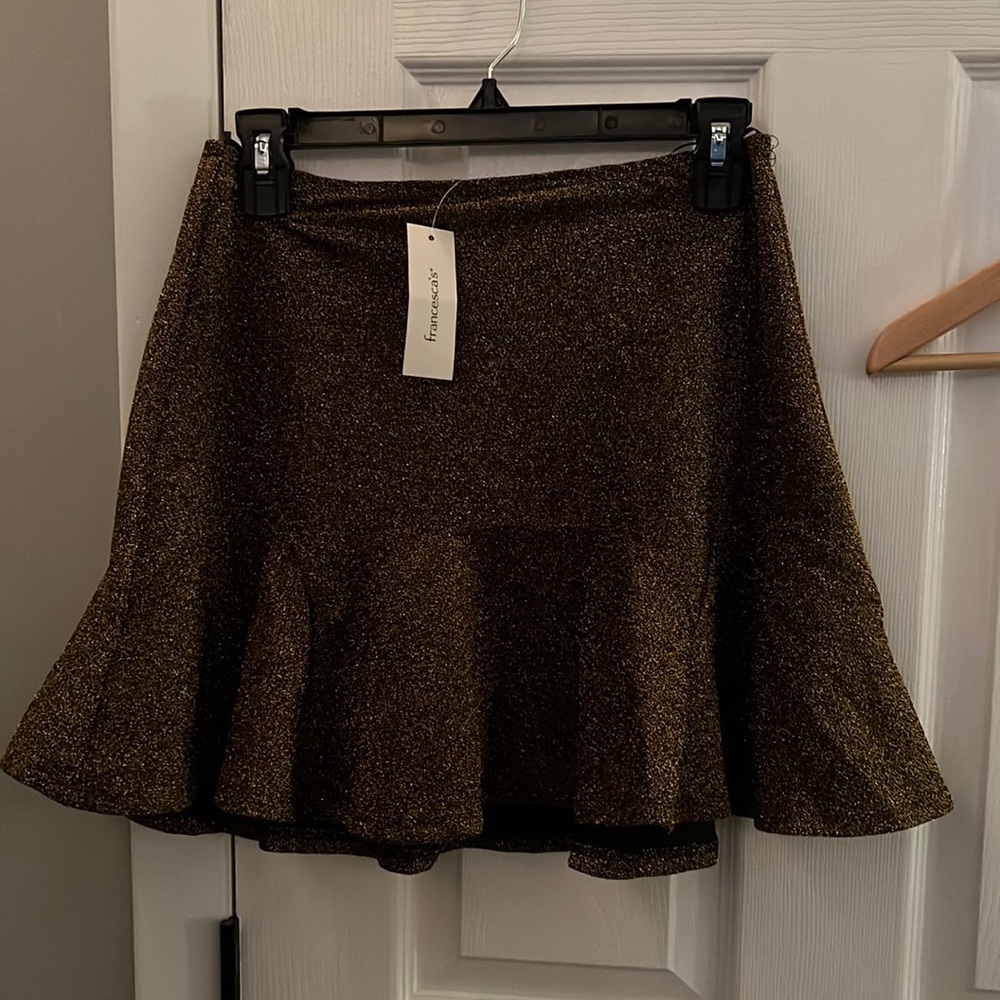 NWT FRANCESCAS SKIRT! Size small, black with gold!
